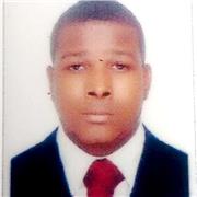 ingeniero de sistemas dando clases a jóvenes de todas las edades